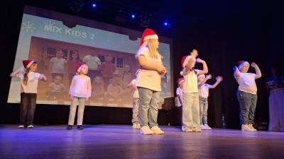 PREZENTACJA ZESPOŁÓW TANECZNYCH I ROZDANIE NAGRÓD I WYRÓZNIEŃ Z KONKURSU PLASTYCZNEGO