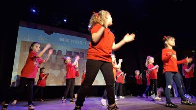 PREZENTACJA ZESPOŁÓW TANECZNYCH I ROZDANIE NAGRÓD I WYRÓZNIEŃ Z KONKURSU PLASTYCZNEGO