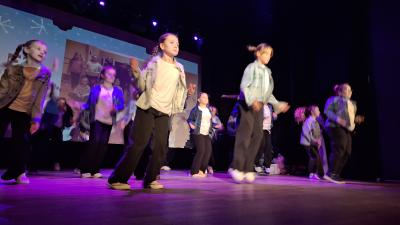 PREZENTACJA ZESPOŁÓW TANECZNYCH I ROZDANIE NAGRÓD I WYRÓZNIEŃ Z KONKURSU PLASTYCZNEGO